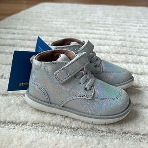 Stride Rite Quinn girls’ boots - size 5 - iridescent silver with pink detail